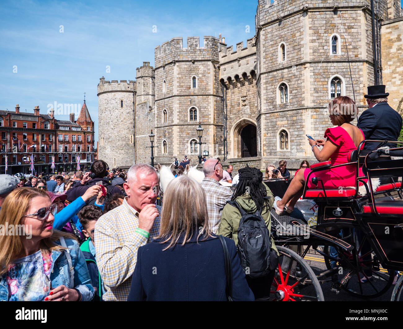 Menschenmassen außerhalb Schloss Windsor, Windsor, Berkshire, England, UK, GB. Stockfoto