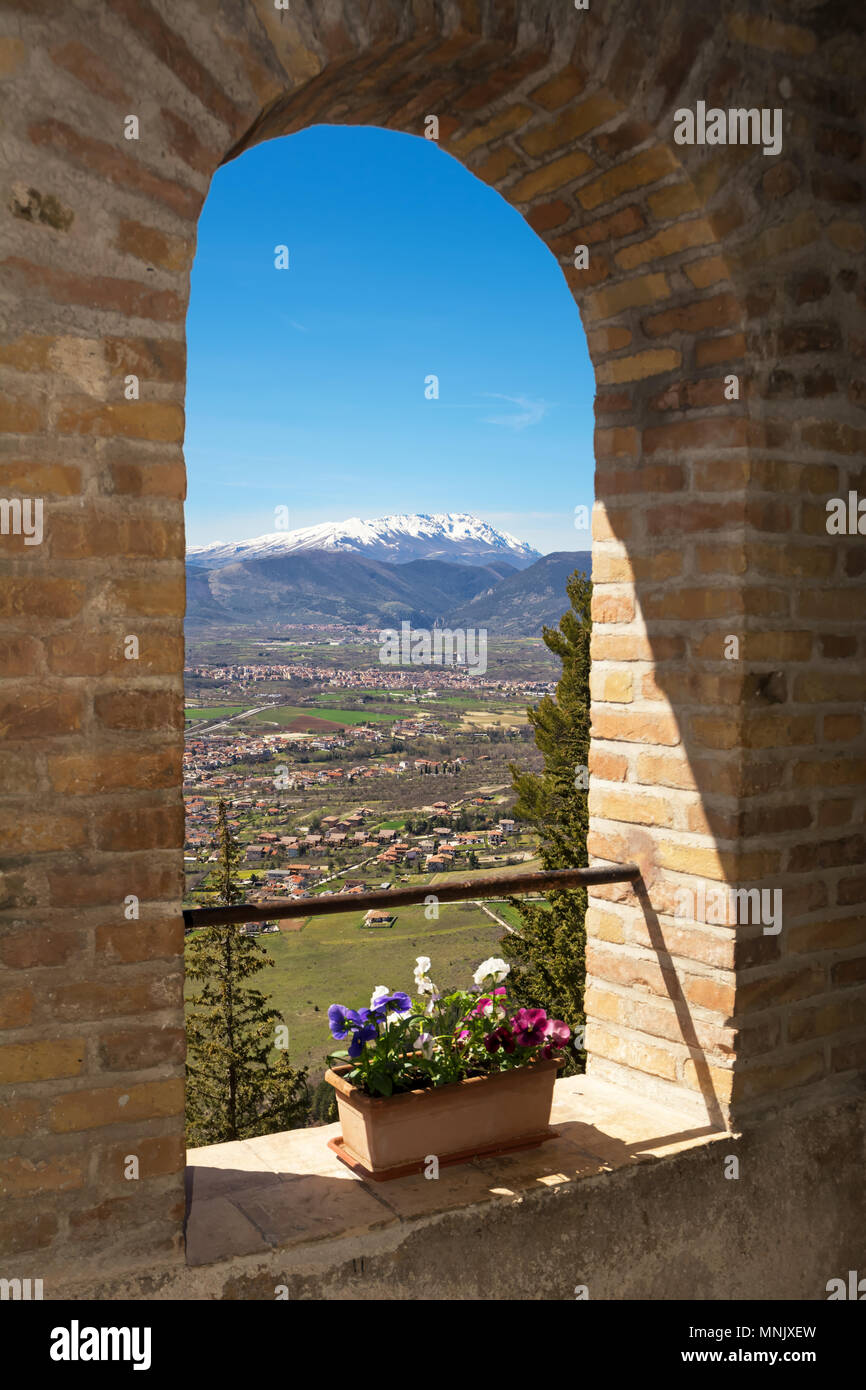 Bogen des Kreuzgangs der Einsiedelei von Sant'Onofrio in Morrone mit Blick auf das Tal Peligna Stockfoto