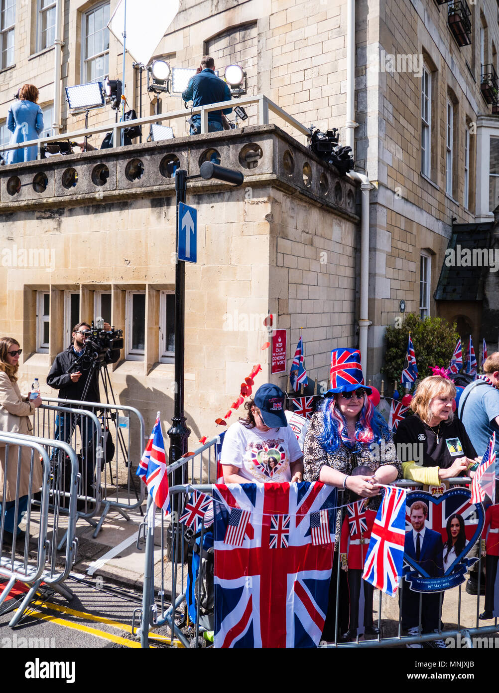 Royalisten außerhalb Schloss Windsor, Harry und Meghan 2018 königliche Hochzeit, Windsor, Berkshire, England, UK, GB. Stockfoto