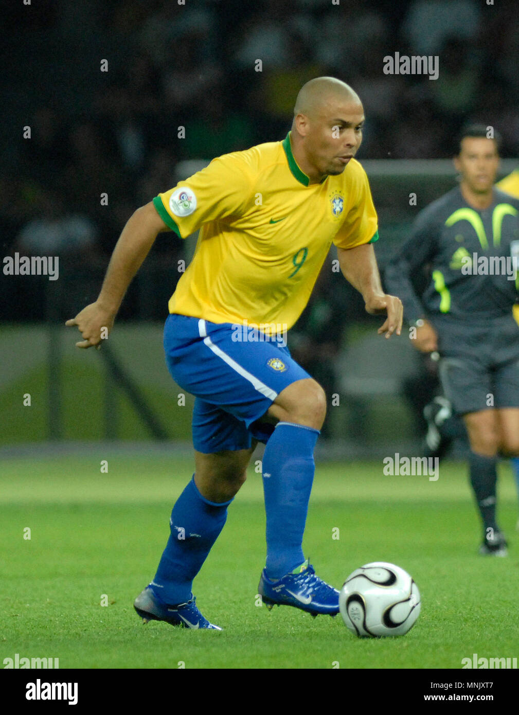 Fußball: Olympiastadion Berlin Deutschland, 13.6.2006, FIFA Fußball-Weltmeisterschaft Deutschland 2006 Brasil (gelb) vs Kroatien 1:0 Ñ - Ronaldo (BRA) Stockfoto