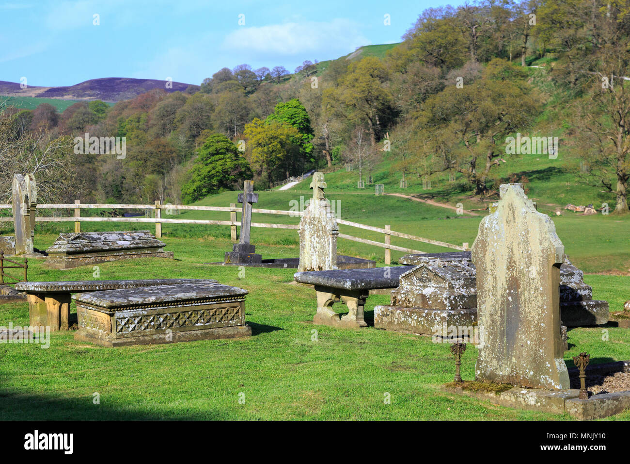 England, North Yorkshire, Wharfedale, Bolton Abbey, Bolton Priory. Gelände und Ruinen des Augustinerklosters aus dem 12. Jahrhundert. In der Nähe von River Wharfe. Grab S Stockfoto