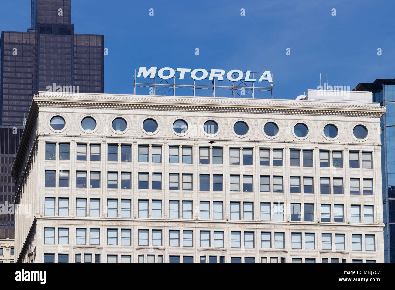 Chicago - ca. Mai 2018: Motorola Solutions Logo oben auf der Bahn Exchange  Gebäude. Motorola bietet Kommunikationslösungen für  Strafverfolgungsbehörden ein Stockfotografie - Alamy