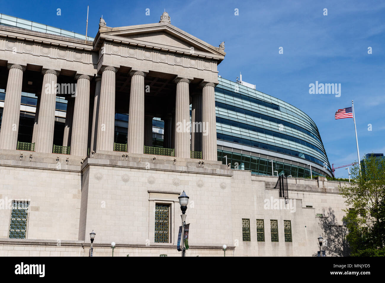 Chicago - ca. Mai 2018: Vergangenheit trifft auf dem Soldier Field, der Heimat der Bären. Original Kolonnade Fassade steht Wächter vor der modernen Glas Stockfoto