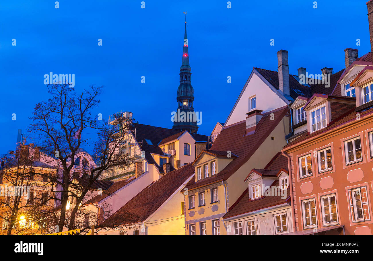 Die traditionellen lettischen Häuser und St. Peter Kirche im Zentrum der Altstadt von Riga, Lettland. Die Kirche ist ein Teil der Lutherischen Stockfoto