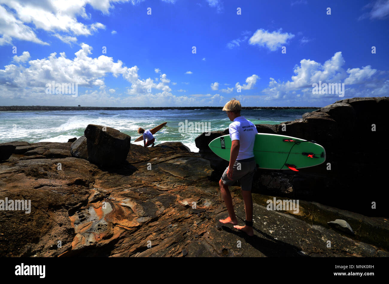 Australische High School Studenten in Uniform auf Surfen Lektion Stockfoto