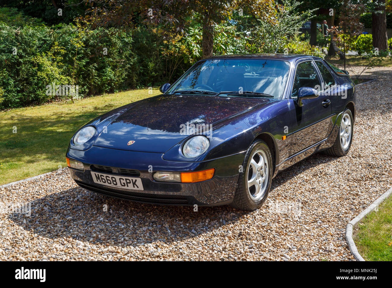 Classic vintage Porsche Sportwagen, ein metallischer midnight blue Porsche 968 auf einem Kies Antriebs geparkt, South East England, Großbritannien Stockfoto