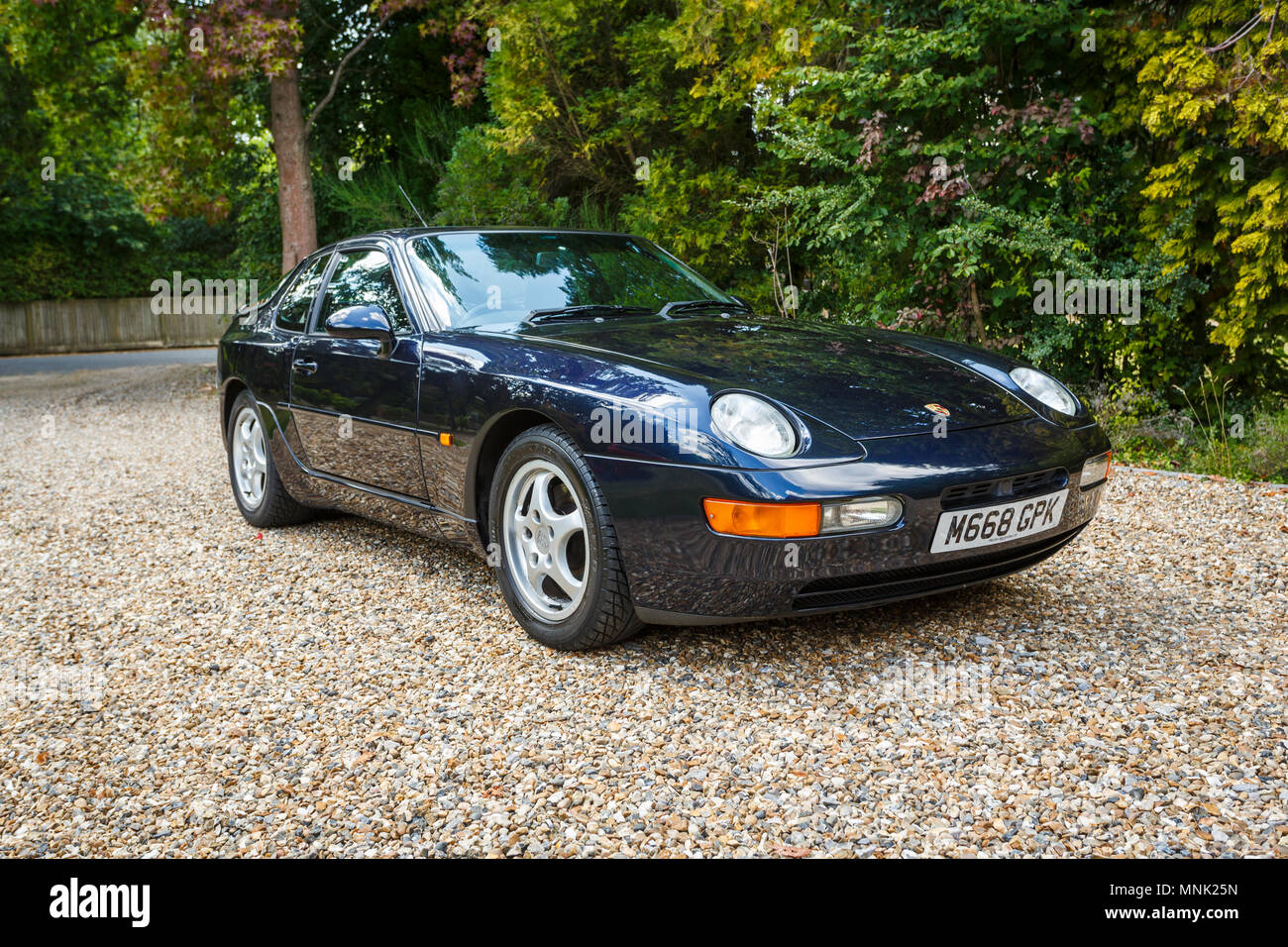 Classic vintage Porsche Sportwagen, ein metallischer midnight blue Porsche 968 auf einem Kies Antriebs geparkt, South East England, Großbritannien Stockfoto