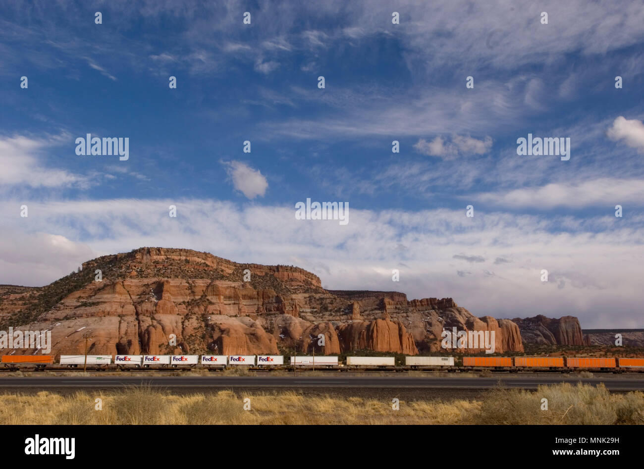 Zug mit Versand Frachten für FedEx in Landschaft außerhalb von Santa Fe, New Mexico Stockfoto