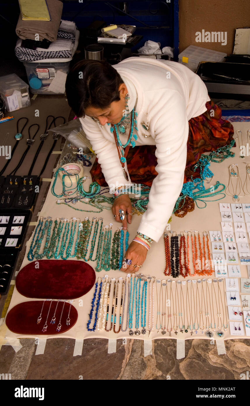 Frauen arrangieren Türkis halsketten Anzeige zum Verkauf in Santa Fe, New Mexico Stockfoto