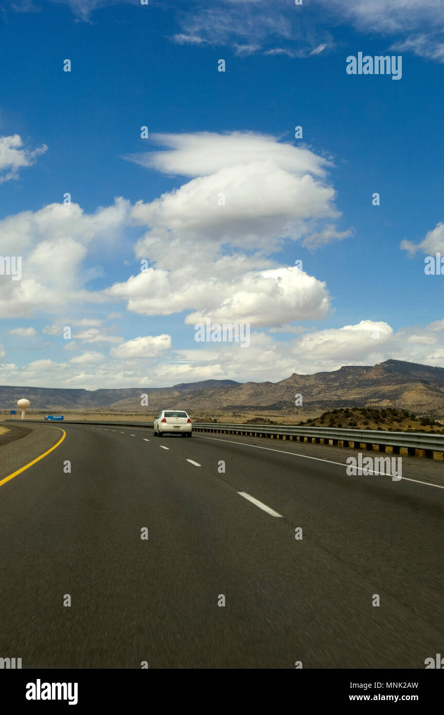 Autobahn in der Nähe von Santa Fe, New Mexico Stockfoto