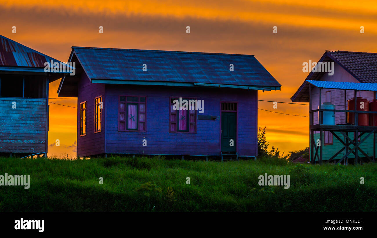 Landliche Landschaft Holzhaus In Der Dammerung Mit Brillanten Farben Stockfotografie Alamy