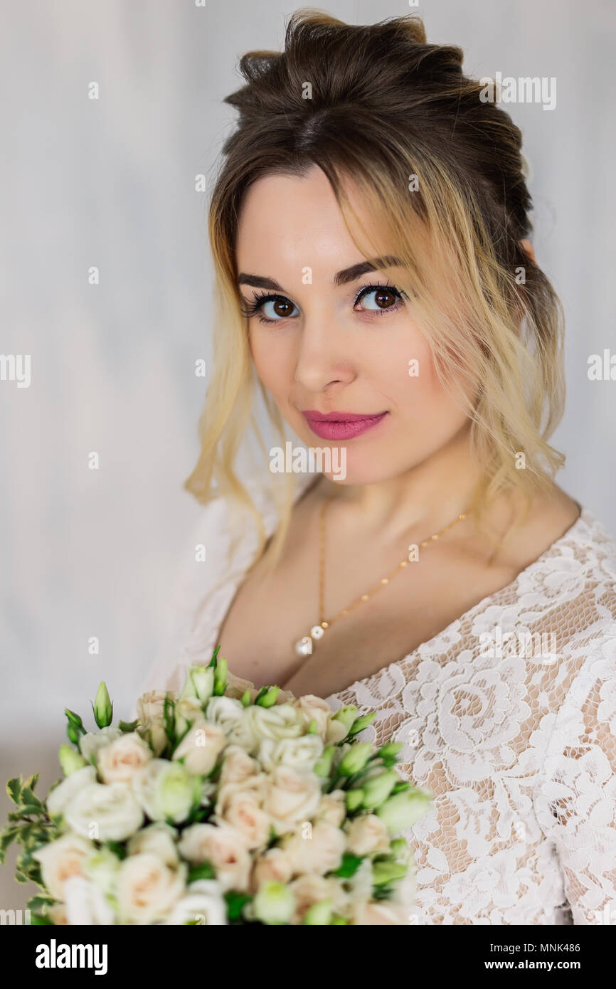 Schöne Frau in Wedding Dress in Photo Studio. Stockfoto