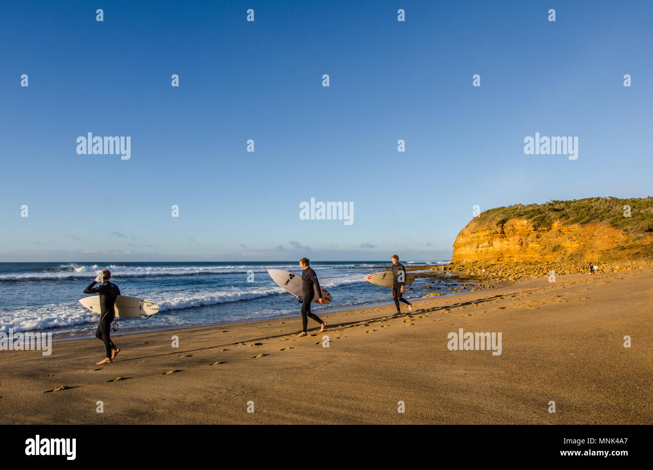 Drei Surfer am Bells Beach, Torquay, Surf Coast Shire, Great Ocean Road, Victoria, Australien Stockfoto