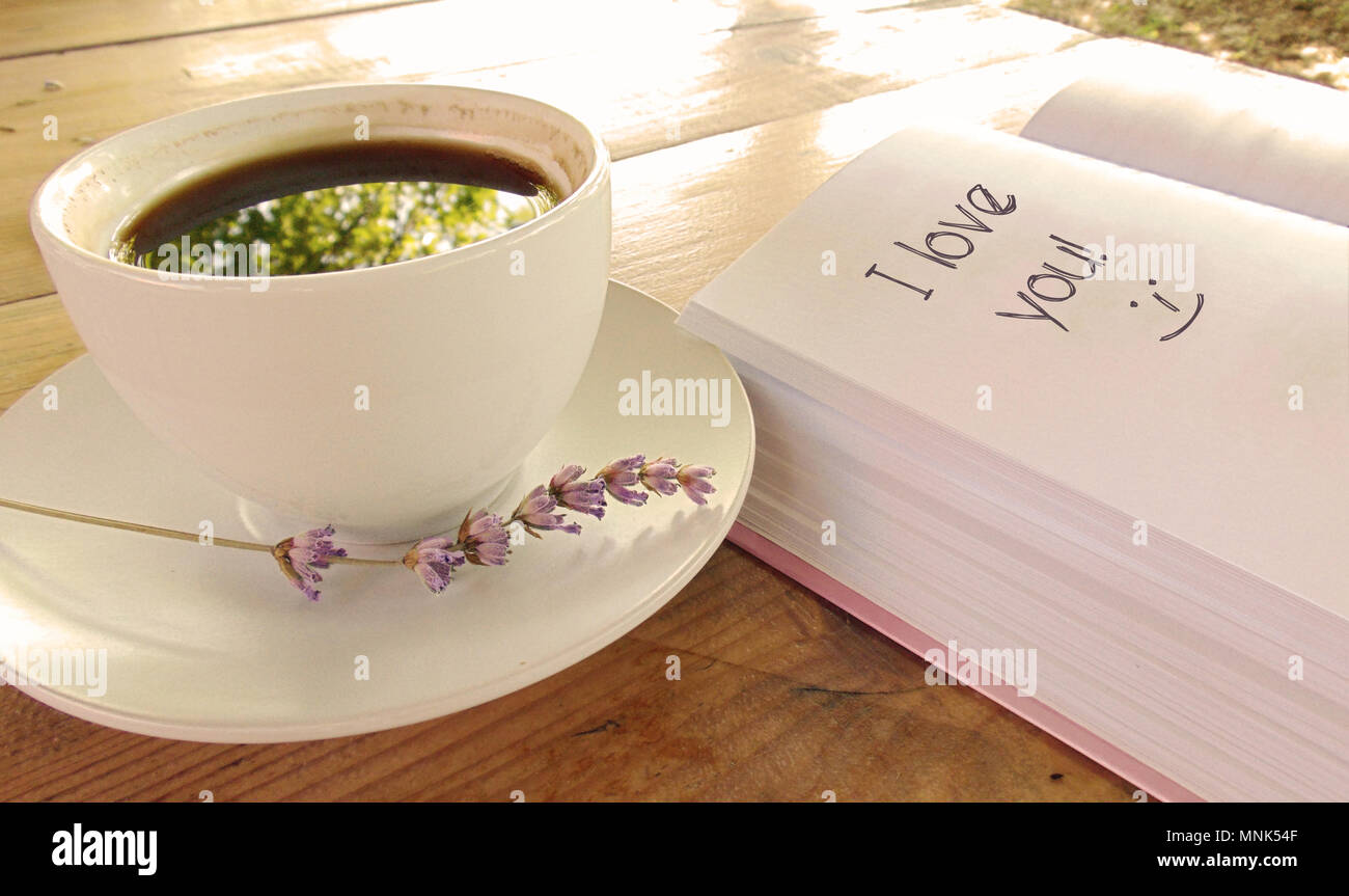 Liebe Nachricht mit Kaffee und Lavendel Stockfoto