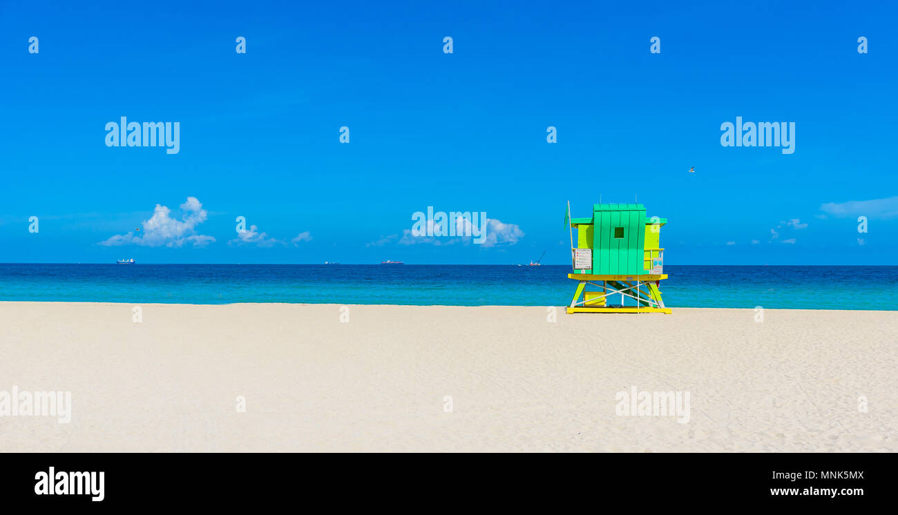 Miami South Beach, Rettungsschwimmer Haus in eine bunte Art Deco Stil an sonnigen Sommertag mit der Karibischen Meer im Hintergrund, weltberühmten Reisen Lage Stockfoto
