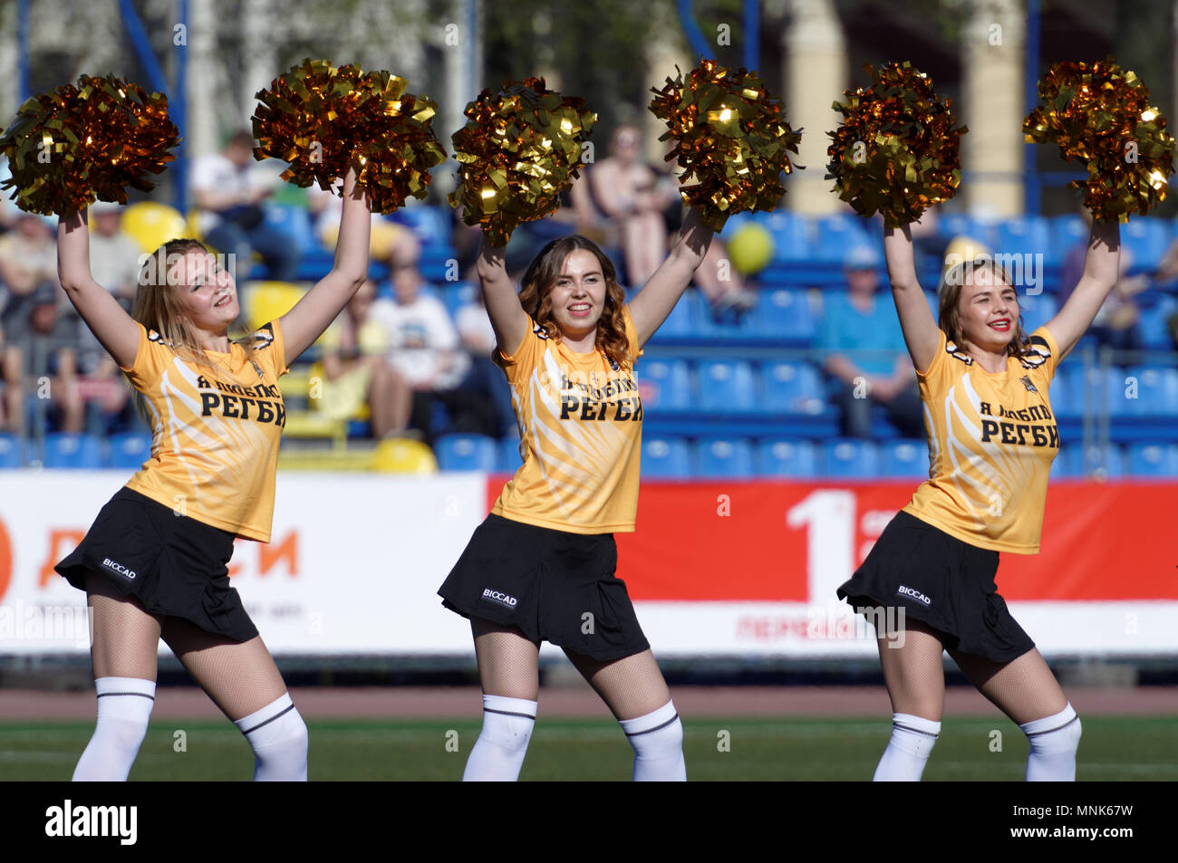 St. Petersburg, Russland - 12. Mai 2018: Cheer-Dance Gruppe in Aktion vor dem Spiel Narvskaya Zastava, Russland - Busly, Belarus während Rugby Europa Sev Stockfoto