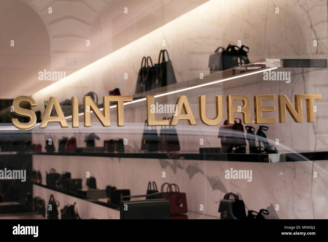 Yves Saint Laurent Outlet Store Deutschland www.alamy.de