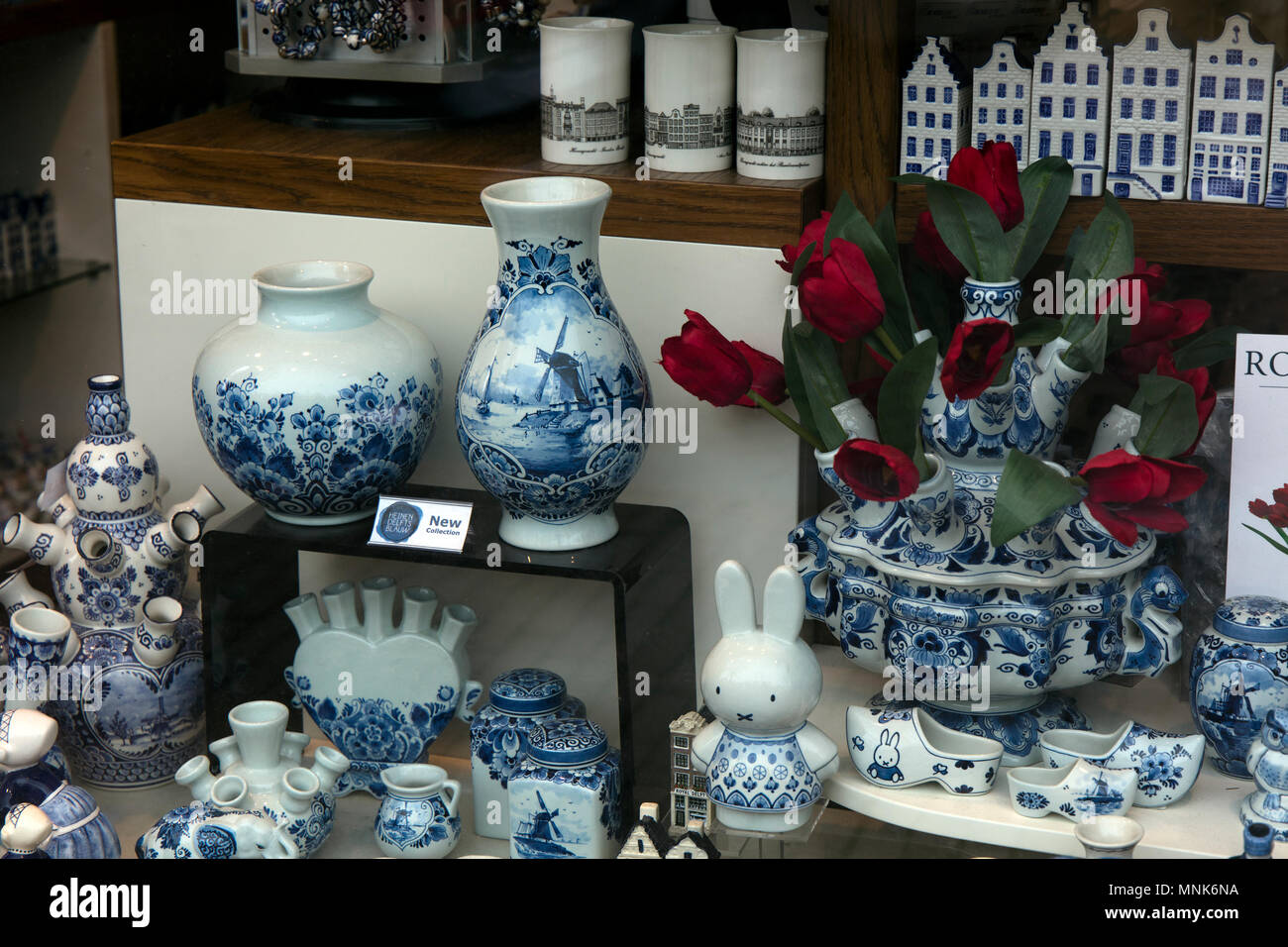 Amsterdam, Niederlande - 5. März 2017: Töpferei in einem Store in Amsterdam, Delft Stockfoto