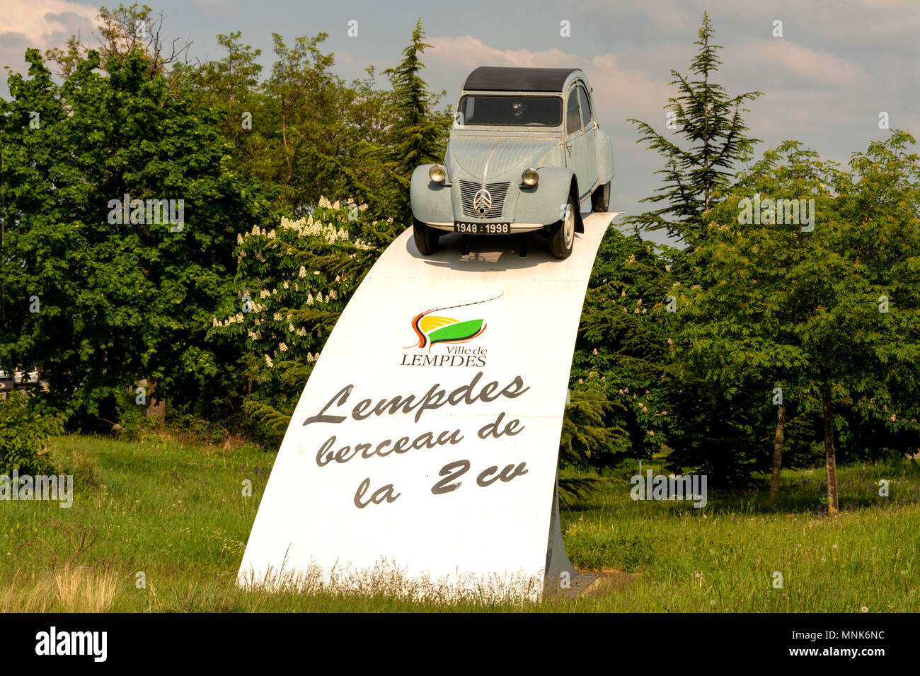 Skulptur, Denkmal des alten 2CV citroen. Lempdes Stadt. Puy-de-Dome. Der Auvergne. Frankreich Stockfoto