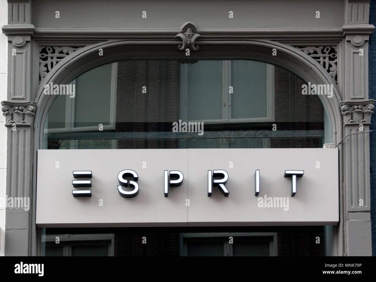 Esprit shop -Fotos und -Bildmaterial in hoher Auflösung - Seite 2 - Alamy