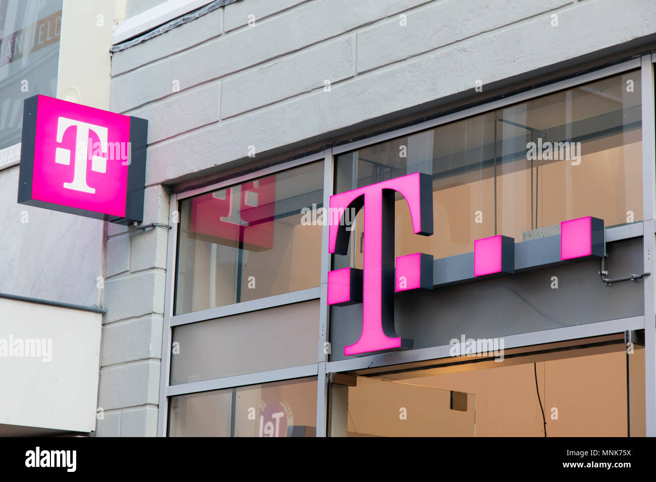 Amsterdam, Niederlande - Januar 19, 2017: T-Mobile Buchstaben in einer Fassade in Amsterdam Stockfoto
