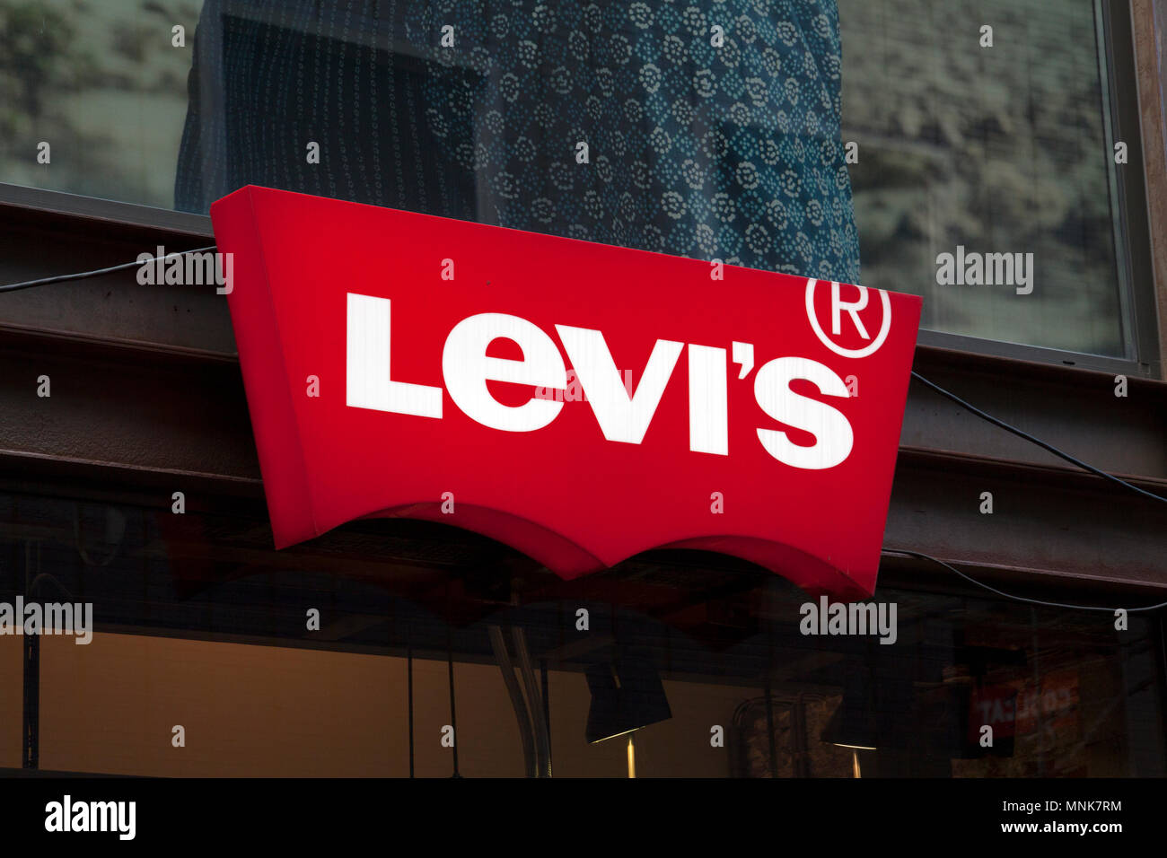 Amsterdam, Niederlande - Januar 8, 2016: Levi macht Bekleidung Jeans und andere Kleidung Stockfoto