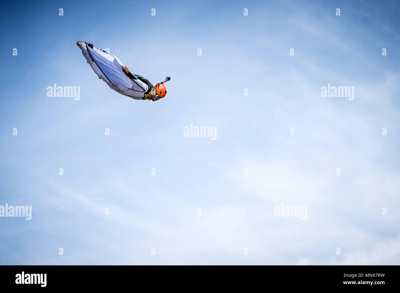 Choranche (Frankreich): Wingsuiters springen von den Klippen von Vercors. Stockfoto