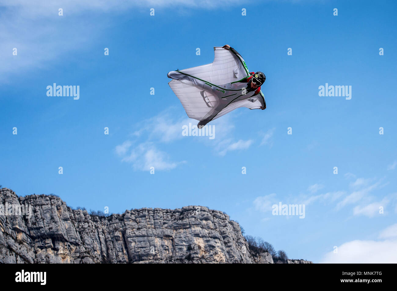 Choranche (Frankreich): Wingsuiters springen von den Klippen von Vercors. Stockfoto