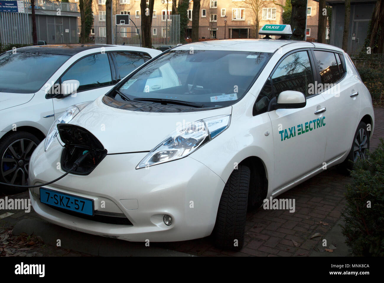 Amsterdam, Niederlande - Dezember 13,2015: Elektrische Taxi an eine Ladestation in Amsterdam. Aufladen der Akkus Stockfoto