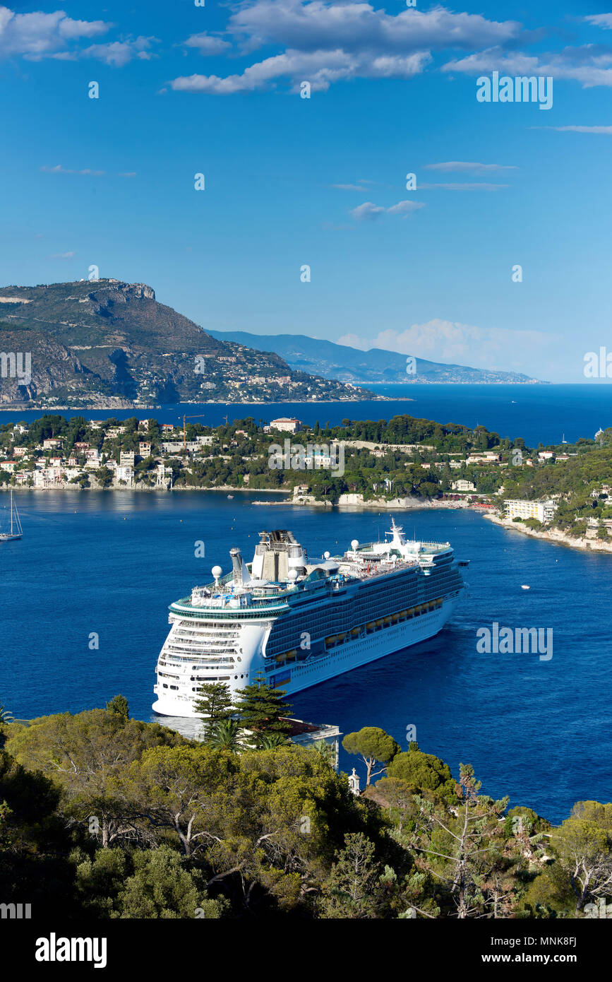 Bucht von Villefranche-sur-Mer und die 'Cap Ferrat" Landspitze in<br>Villefranche-sur-Mer (Frankreich). Kreuzfahrtschiff im Hafen von Villefranch Stockfoto