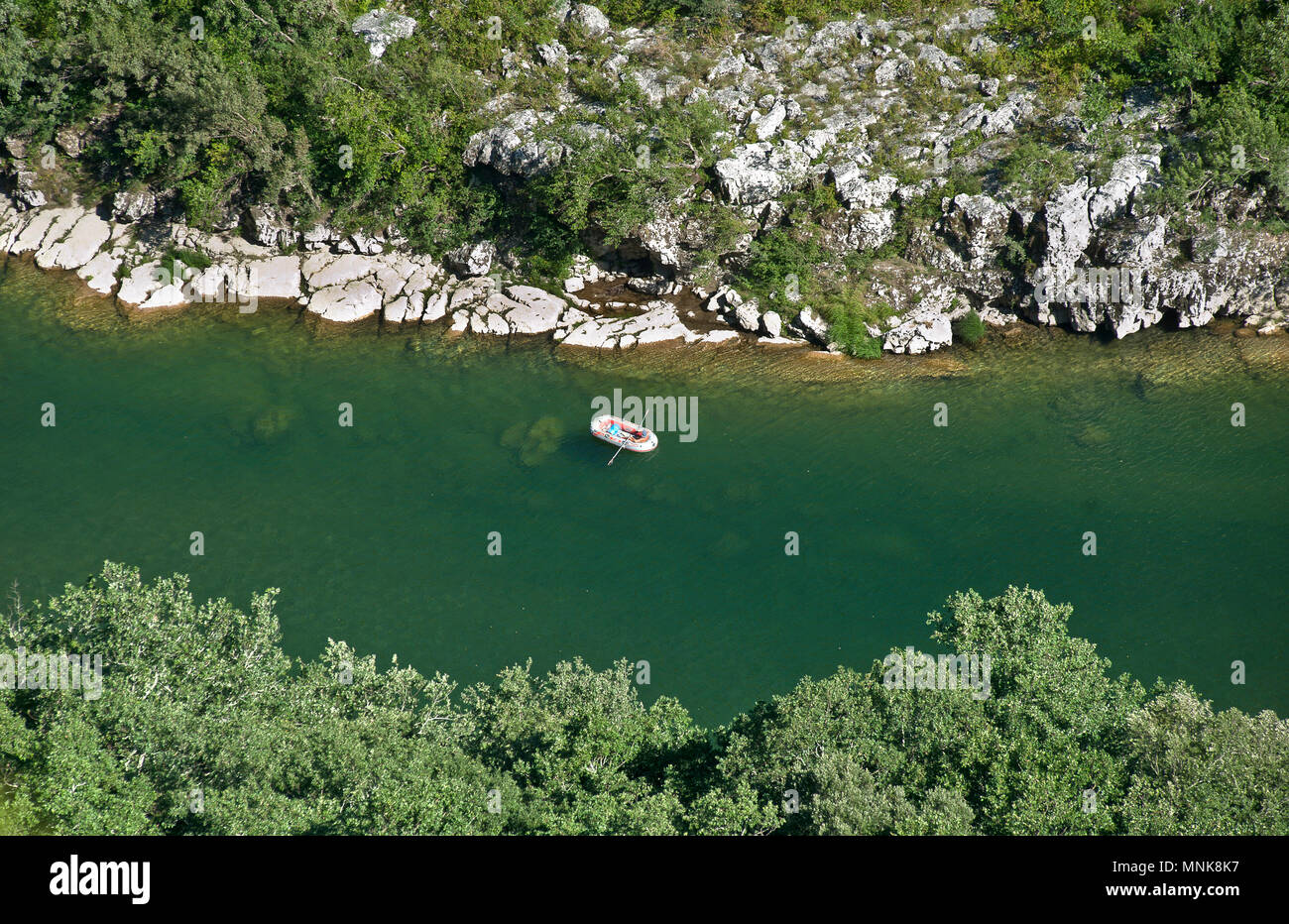 Landschaft der Schluchten der Ardeche (Frankreich). Kanu auf dem Wasser Stockfoto