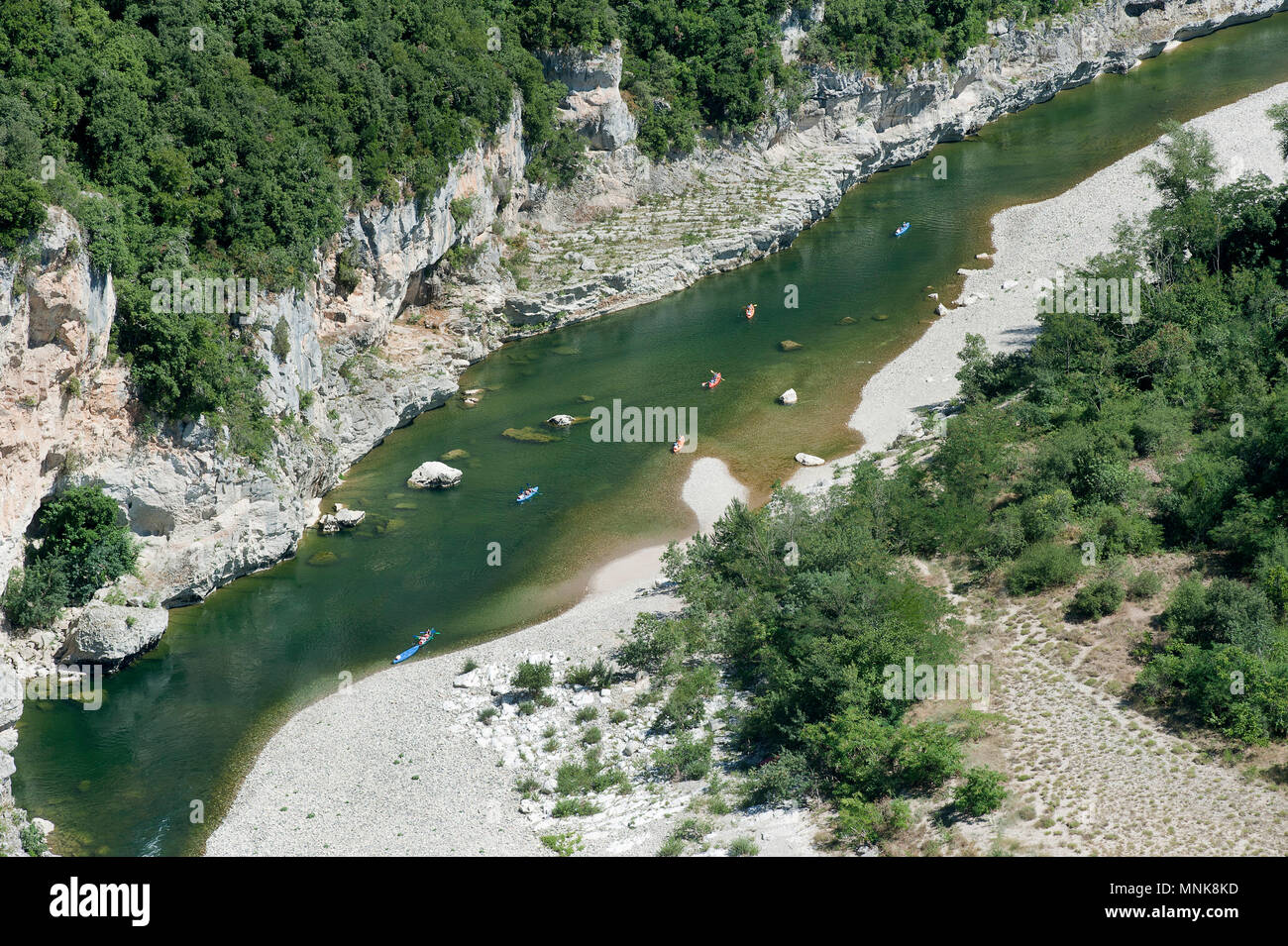 Landschaft der Schluchten der Ardeche (Frankreich): Kanufahrt auf dem Fluss Ardèche Stockfoto
