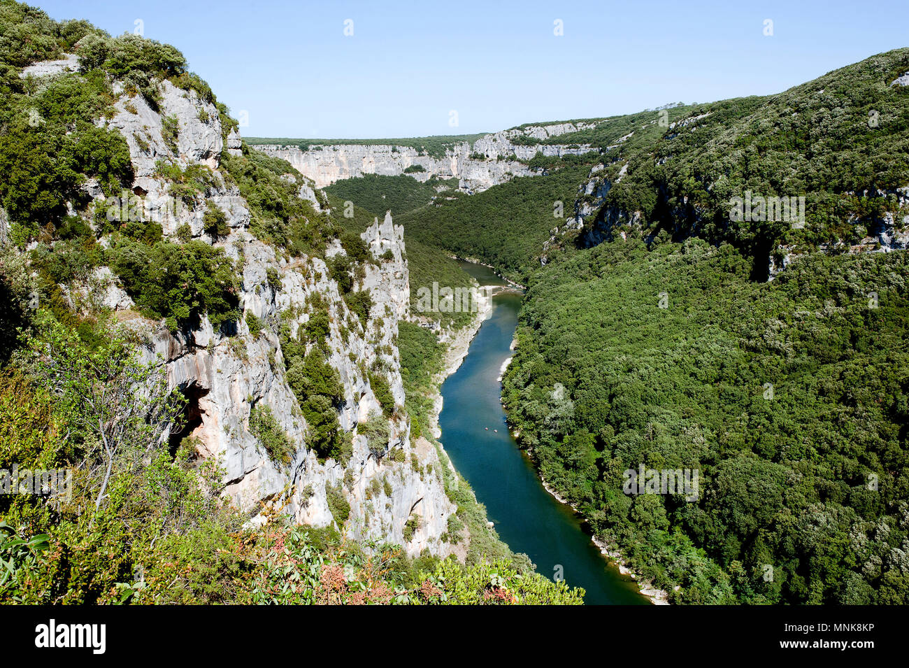Landschaft der Schluchten der Ardeche (Frankreich): Ansicht vom Haus buchen, La Madeleine Aussichtspunkt in Saint-Remeze Stockfoto