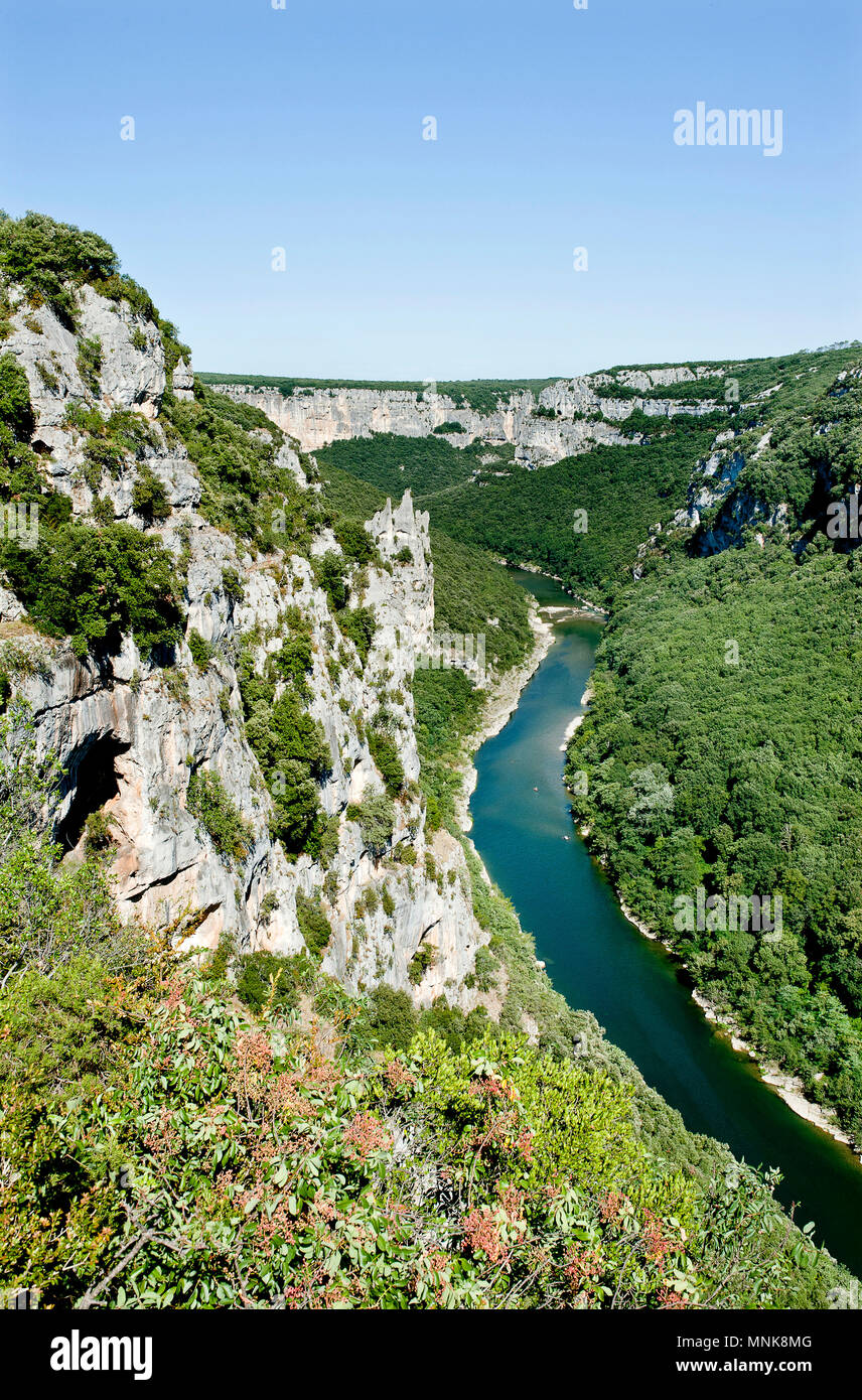 Landschaft der Schluchten der Ardeche (Frankreich): Ansicht vom Haus buchen, La Madeleine Aussichtspunkt in Saint-Remeze Stockfoto