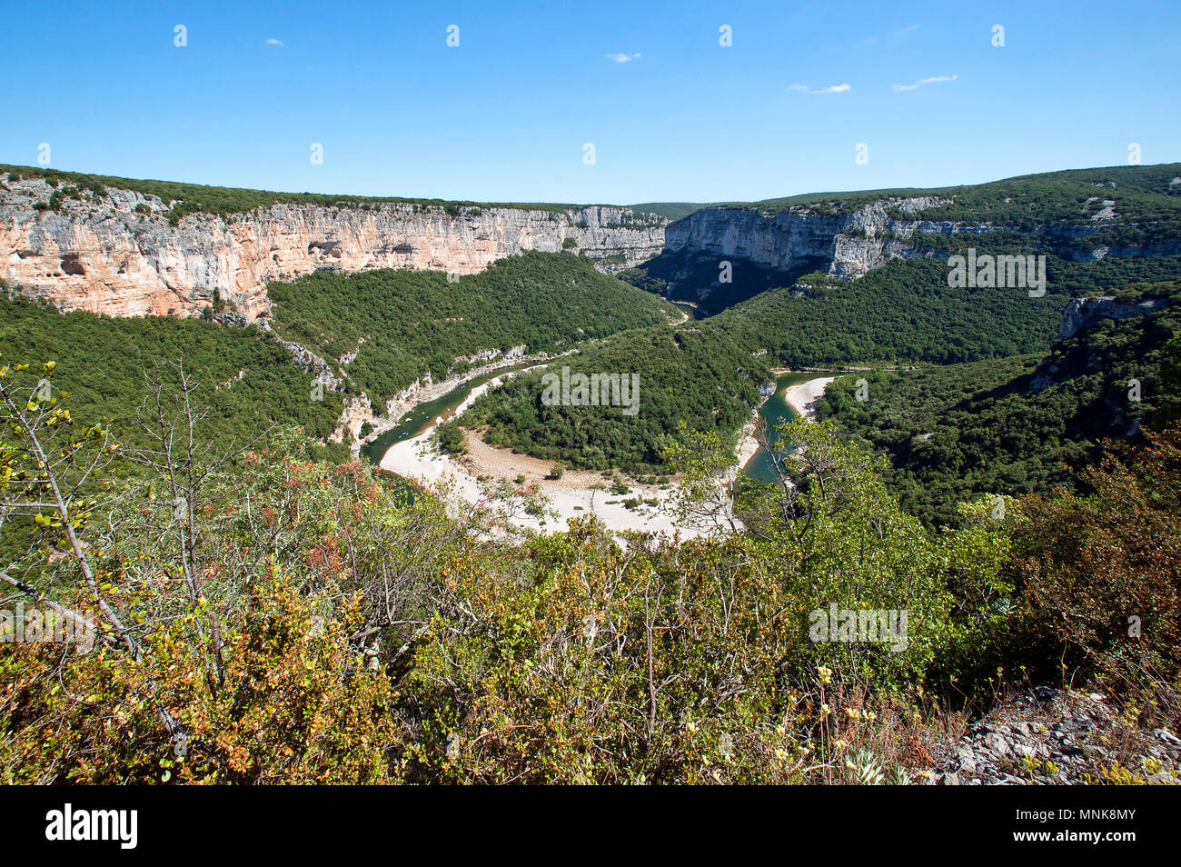 Landschaft der Schluchten der Ardeche (Frankreich): Mäander des Flusses Ardeche von Templiers Aussichtspunkt gesehen Stockfoto