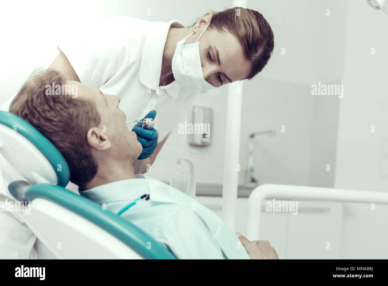Ausgebildete Spezialisten Härtung der Zähne Ihrer Patienten Stockfoto
