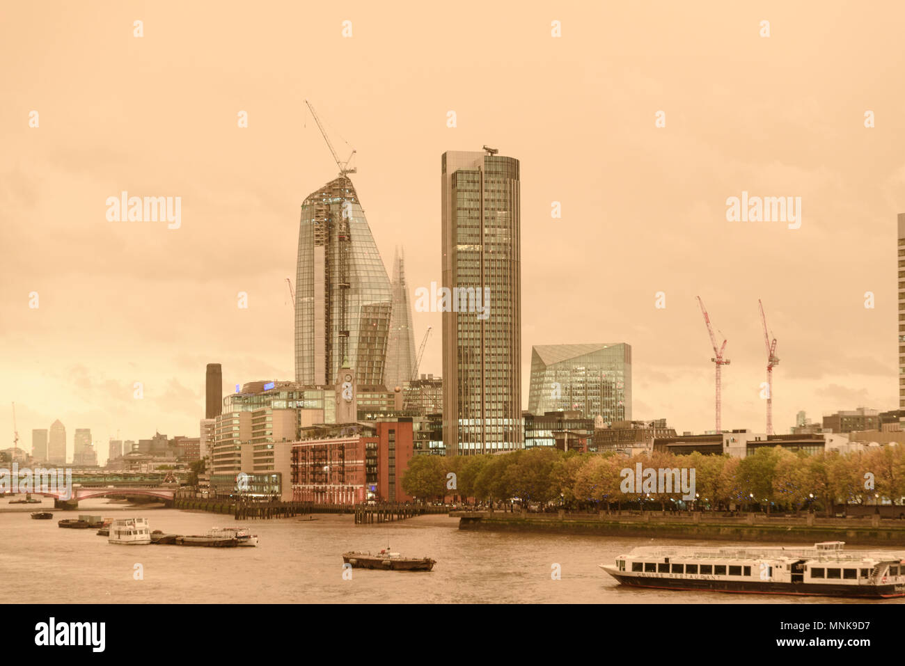 Roter Himmel über London, Thames, nachdem Hurrikan wind Ophelia Stockfoto