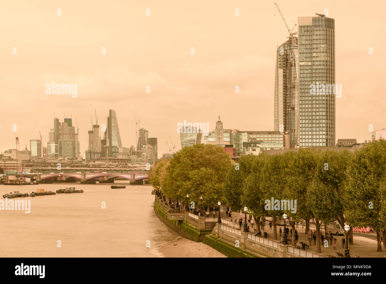 Roter Himmel über London, Thames, nachdem Hurrikan wind Ophelia Stockfoto