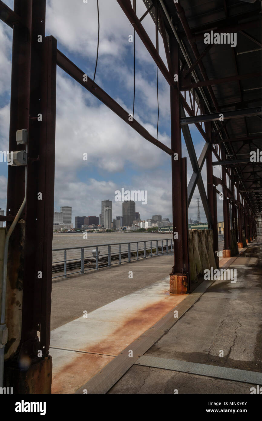 New Orleans, Louisiana - Crescent Park, entlang des Mississippi River. Teil des Parks ist eine leere Lager, die den Blick über den Fluss und nach unten Stockfoto