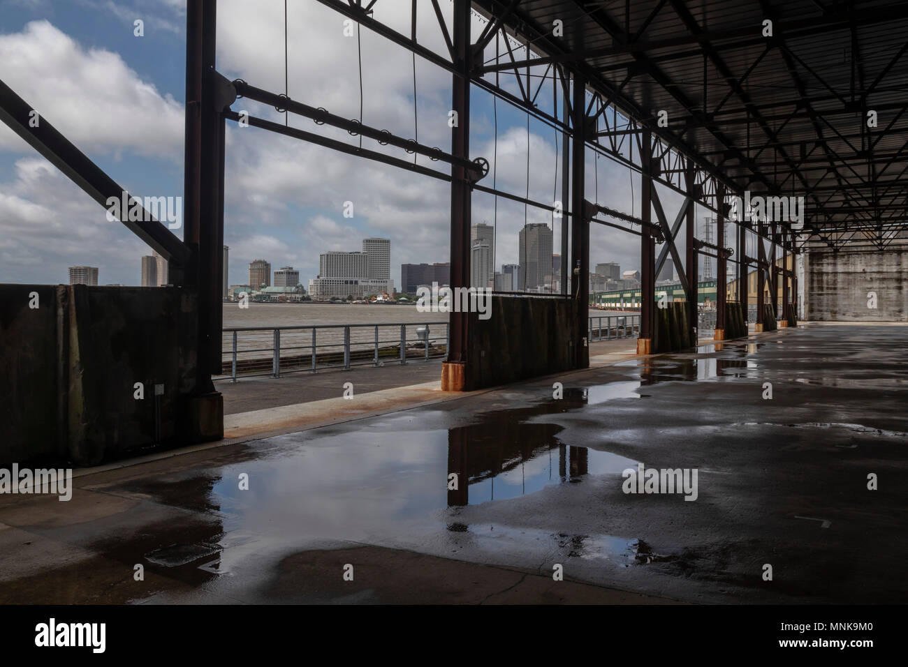 New Orleans, Louisiana - Crescent Park, entlang des Mississippi River. Teil des Parks ist eine leere Lager, die den Blick über den Fluss und nach unten Stockfoto