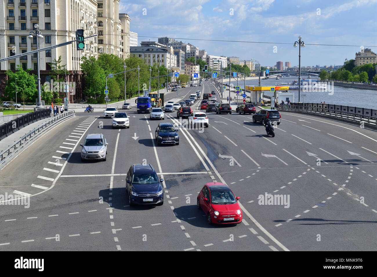 Moskau, Russland - 12. Mai. 2018. Verkehr auf kleine Ustyinsky Brücke Stockfoto