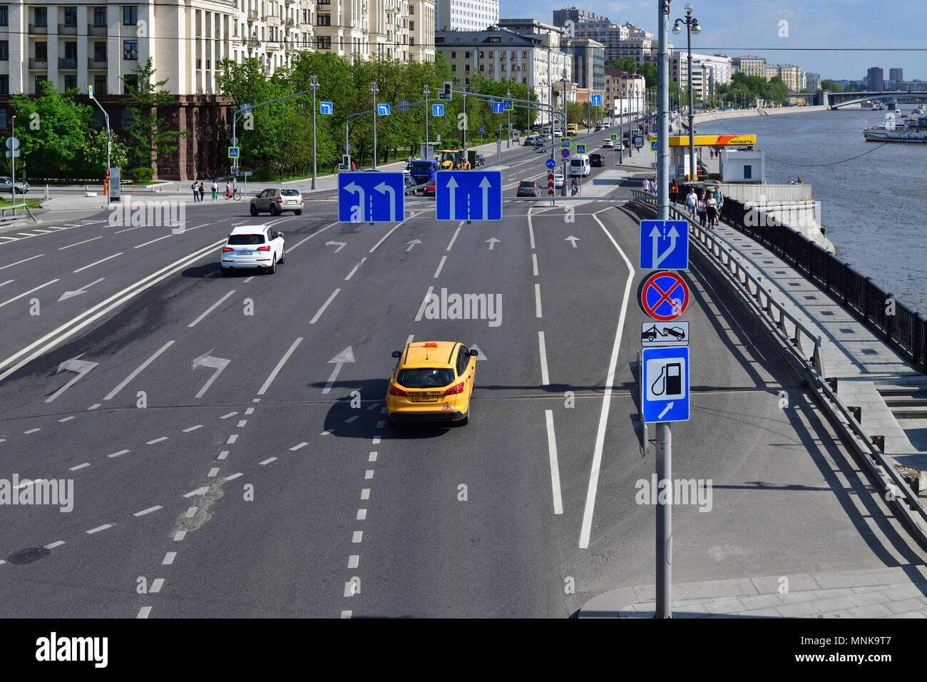 Moskau, Russland - 12. Mai. 2018. Verkehr auf kleine Ustyinsky Brücke Stockfoto