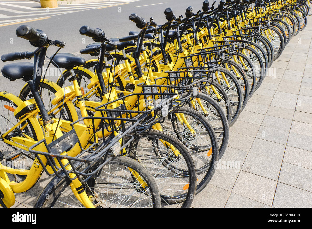 Peking, China 30. APRIL 2018: die Reihe der gelben Fahrräder, OFO frei schwebenden Fahrradverleih in China. Stockfoto