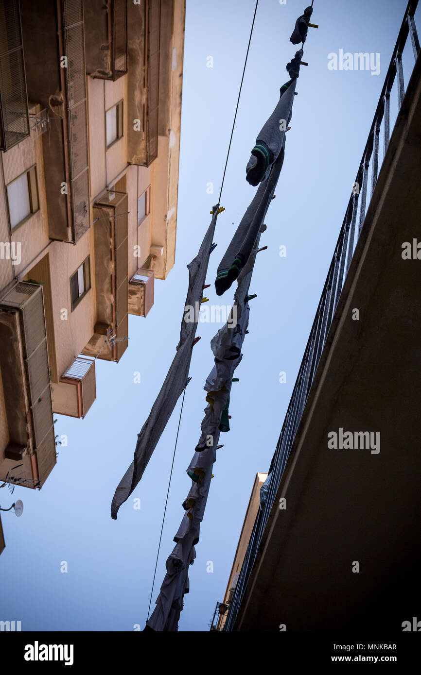 Wäsche trocknet auf der sonnigen Straßen von Sizilien. Stockfoto