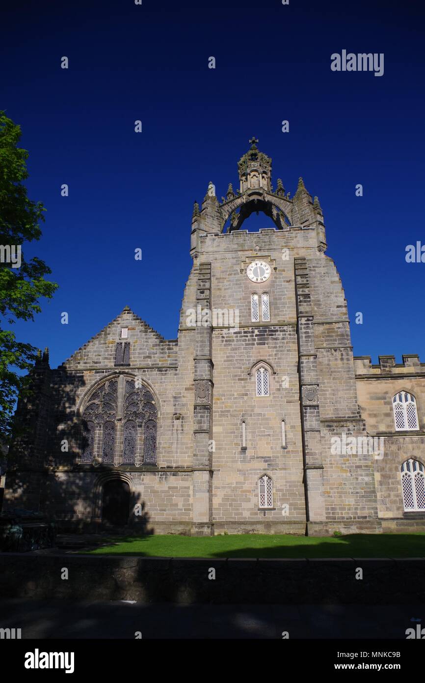 Imperial Crown Tower und Zifferblatt des Kings College gegen einen blauen Sommerhimmel. Universität von Aberdeen, Schottland, Großbritannien. Stockfoto