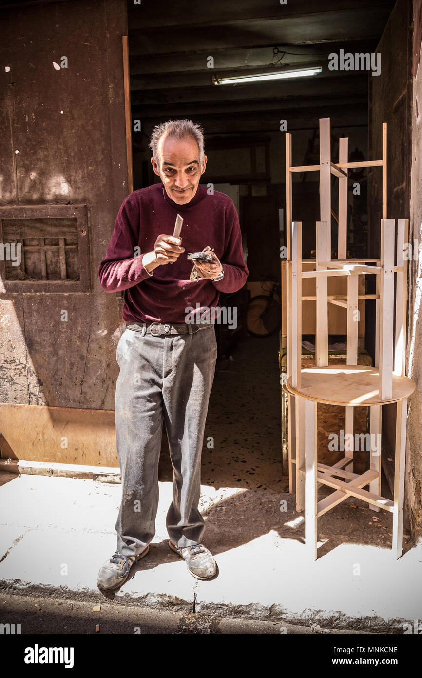 Eine Sizilianische Mann in seiner Möbel Workshop in Palermo, Sizilien am 24. April 2018. Es gibt viele kleine Werkstätten in der Altstadt von Palermo Stockfoto