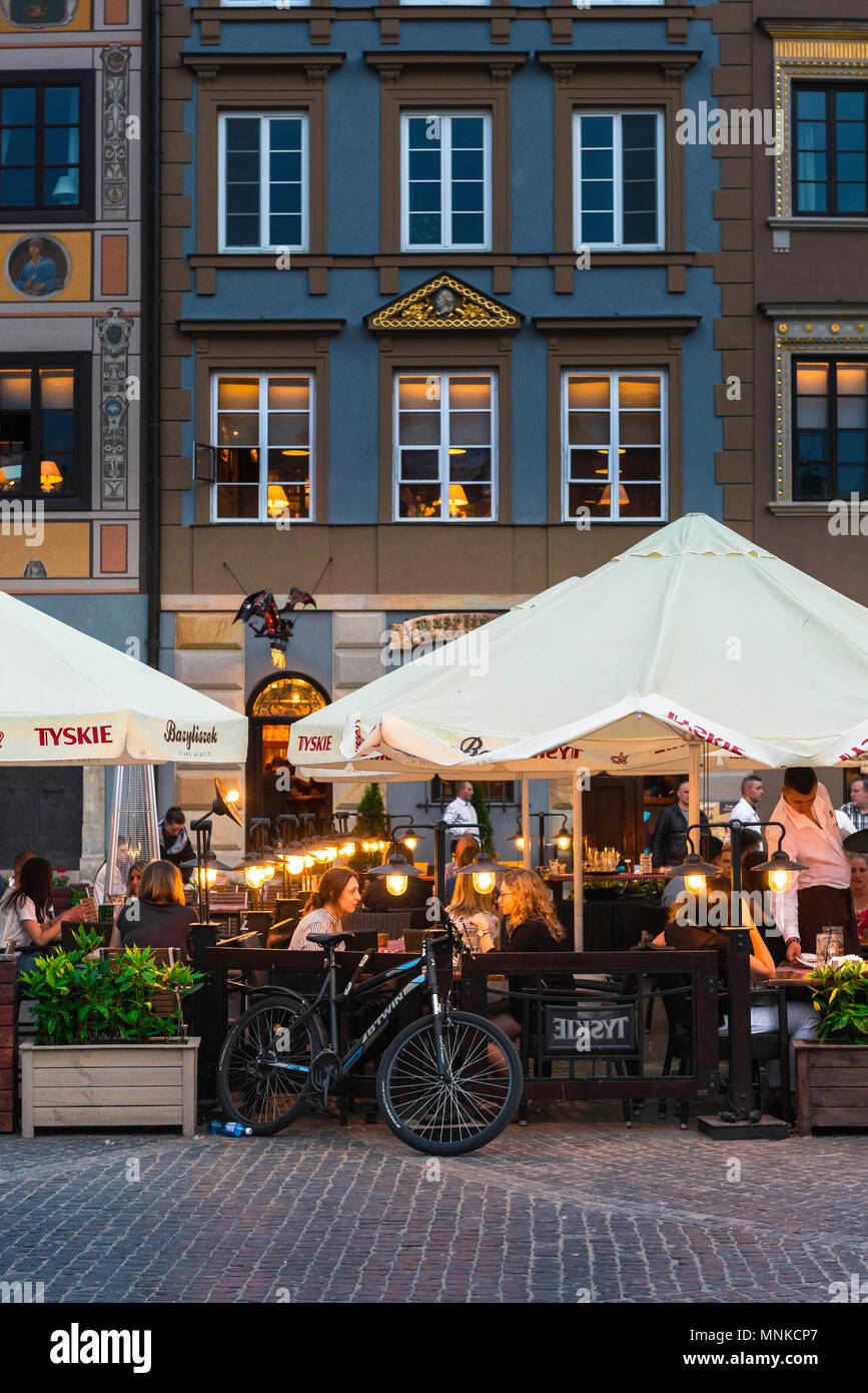 Die Warschauer Altstadt, Aussicht an einem Sommerabend von Menschen im Cafe Tabellen in der Altstadt in der historischen Stare Miasto Viertel von Warschau sitzen. Stockfoto