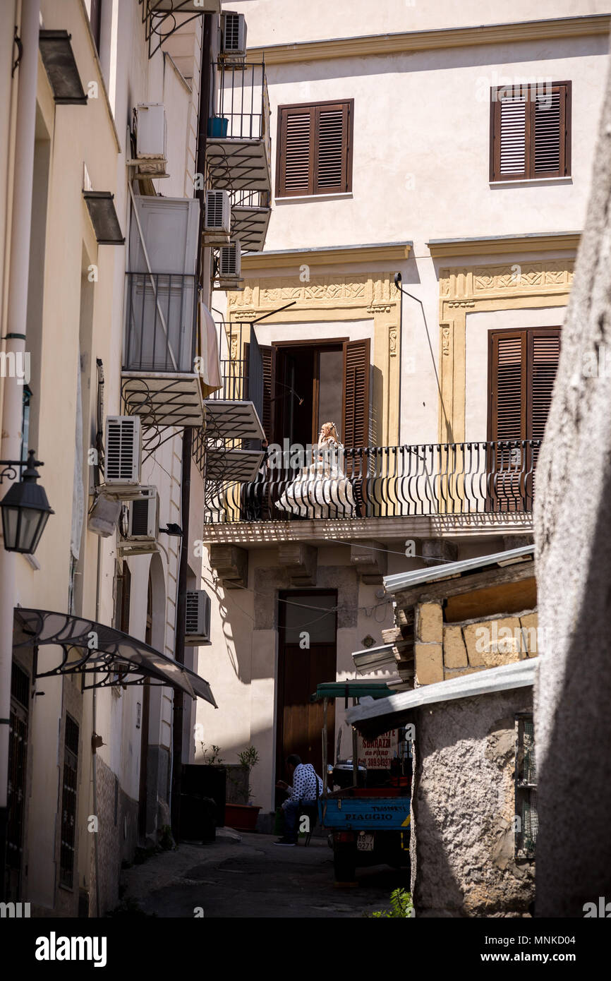Eine Braut auf einem Balkon in einem Gebäude in der Altstadt Ballaro Bereich von Palermo, Sizilien vom 24. April 2018 ruht. Stockfoto