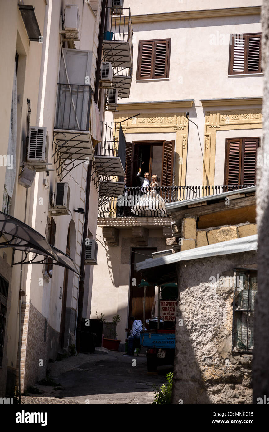 Eine Braut und Bräutigam auf einem Balkon in einem Gebäude in der Altstadt Ballaro Bereich von Palermo, Sizilien vom 24. April 2018 ruht. Stockfoto