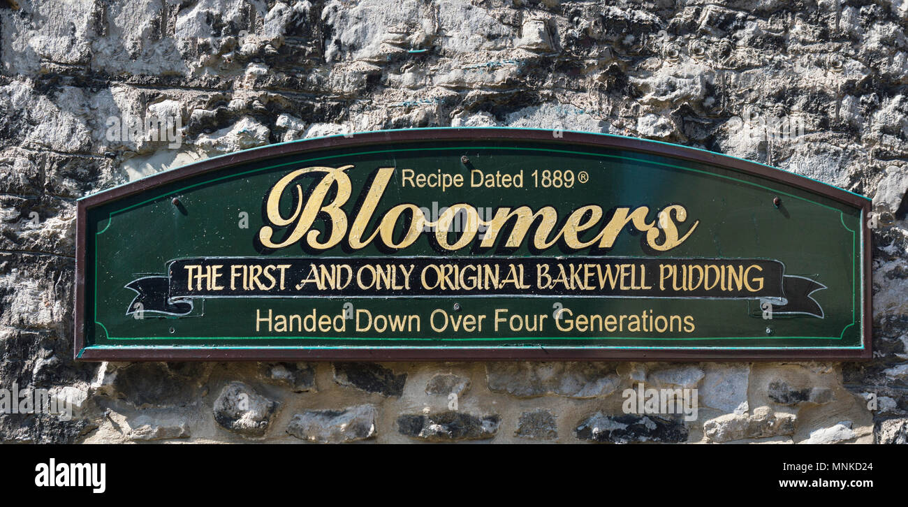 Zeichen außerhalb Bloomers Bakewell Pudding Bäckerei und Shop, Bakewell, Derbyshire, England, Großbritannien Stockfoto